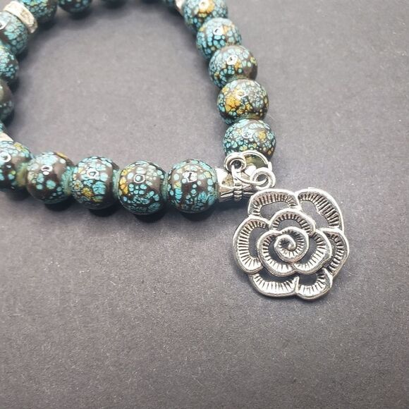 TURQUOISE Beaded stone Stretch Bracelet with Flower Charm - Picture 3 of 5
